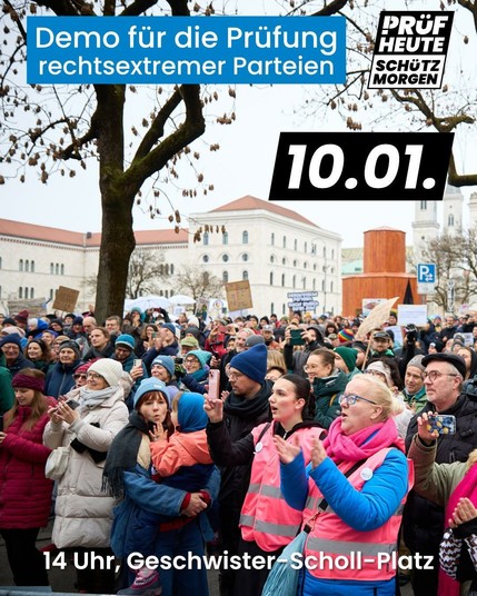 Eine Menge an demonstrierenden Menschen unter Bäumen vor einem großen Gebäude.Oben in einem blauen Kasten "Demo für die Prüfung rechtsextremer Parteien", daneben das Prüf-Logo in schwarz und weiß (Prüf heute / Schütz morgen).Darunter rechts am Rand in einem schwarzen Kasten "10.01.".Unten am Bildrand steht "14 Uhr, Geschwister-Scholl-Platz".