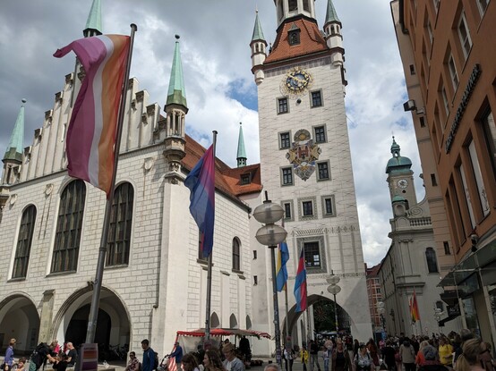 Ein Schnappschuss vom Münchner Marienplatz, der bereits für den anstehenden CSD mit Pride Flags beflaggt wurde.