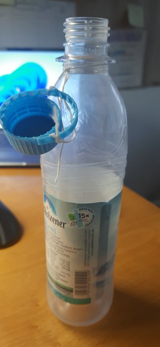 0,5 l Flasche Wasser, Mehrweg PET, deren Deckel mit einer Schnur an den Flaschenhals gebunden wurde