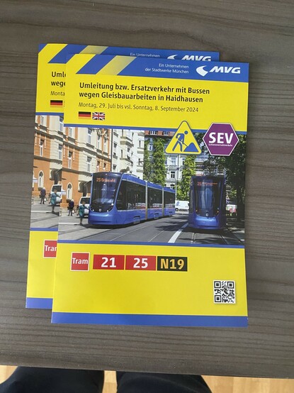 Flyer von der Münchner Verkehrsgesellschaft über Bauarbeiten auf den Linien 21 und 25. 