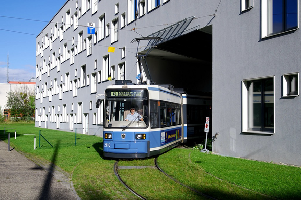 Das Bild zeigt einen R2-Wagen in der Wendeschleife Hochschule München, beschildert als Linie 820. Die neuen Verstärkerfahrten sind nicht im Fahrplan hinterlegt.