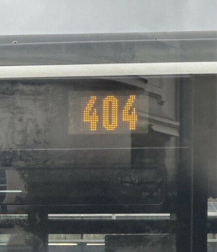 Ein Teil eines Linienbusses. Im Display steht „404“.