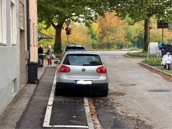 Auto parkt in Dachau legal auf schmalem Gehweg.