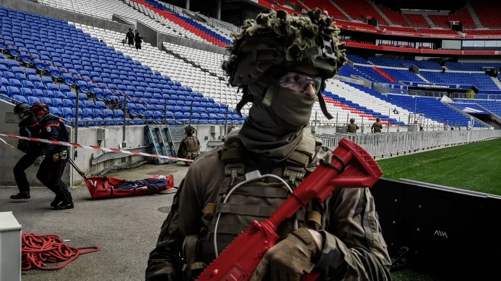 Soldaten mit Maschinengewehren im Stadion in Paris.
