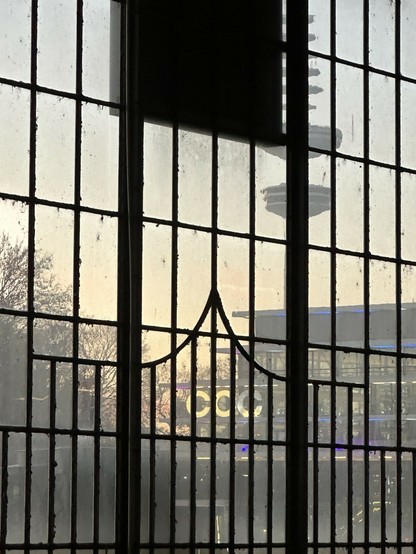 Das CCH mit dem CCC Schriftzug durch die Scheiben des historischen Bahnhofs Dammtor fotografiert. Außerdem sieht man den Fernsehturm. 