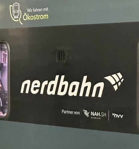 Aussenbeschriftung einer Lokalbahn. Aus Nordbahn wurde Nerdbahn.
