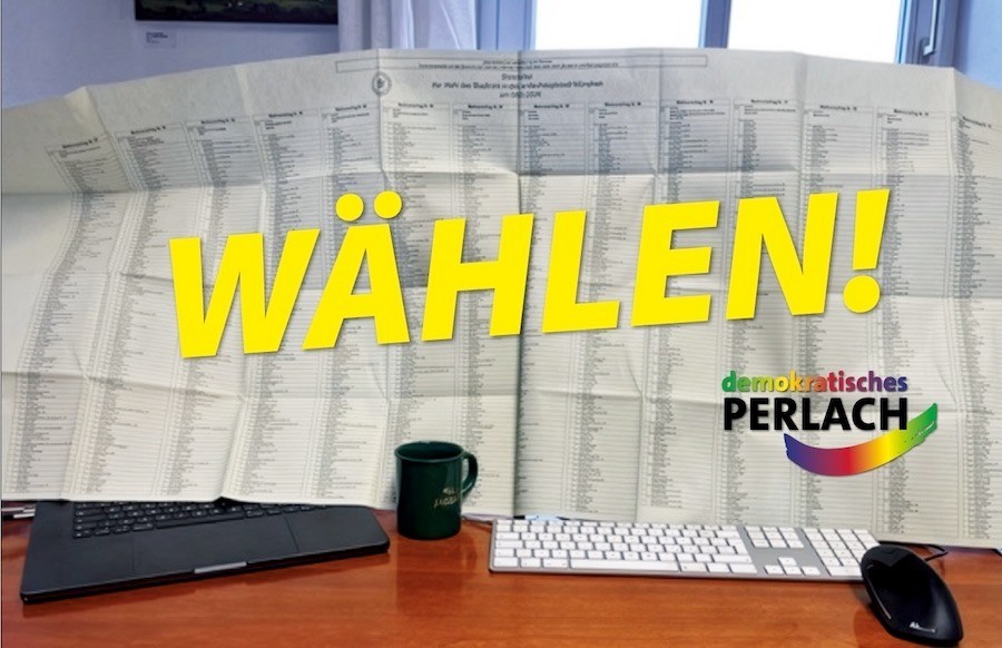 Der sehr große Wahlzettel für die Kommunalwahl auf einem Schreibtisch aufgestellt. Darüber mit großen Buchstaben in gelber Schrift das Wort "WÄHLEN!" und das Logo con demokratisches Perlach.